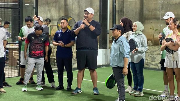 Ketua Umum (Ketum) PKB Muhaimin Iskandar (Cak Imin) bermain padel melawan Menteri Pemuda dan Olahraga (Menpora) Dito Ariotedjo. (Devi/detikcom).