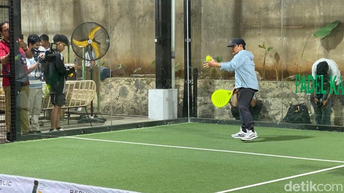 Ketua Umum (Ketum) PKB Muhaimin Iskandar (Cak Imin) bermain padel melawan Menteri Pemuda dan Olahraga (Menpora) Dito Ariotedjo. (Devi/detikcom).