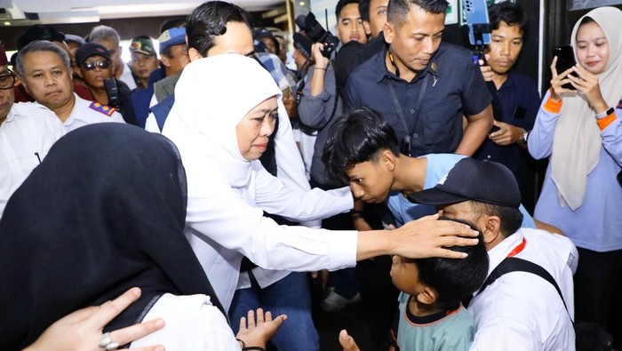 Khofifah saat menemui keluarga dan ahli waris korban meninggal KMP Tunu Pratama Jaya di Banyuwangi.