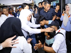Khofifah Temui Ahli Waris Korban KMP Tunu Pratama Jaya di Banyuwangi