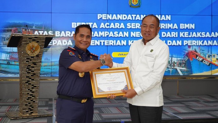 Kementerian Kelautan dan Perikanan (KKP) akan menghibahkan lima kapal dari tangkapan hasil tindak pidana perikanan  untuk dimanfaatkan oleh nelayan.