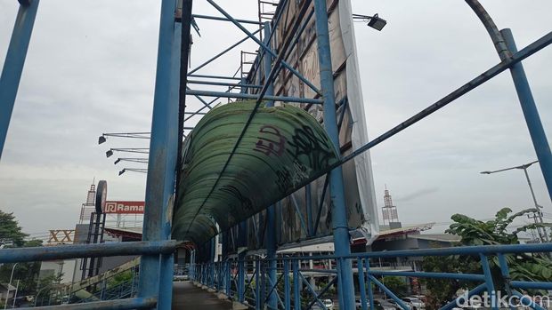 Kondisi jembatan penyeberangan orang (JPO) di depan M'Tos, Jalan Perintis Kemerdekaan Makassar.