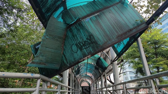 Kondisi jembatan penyeberangan orang (JPO) di Jalan Jenderal Sudirman Makassar. Kondisi jembatan penyeberangan orang (JPO) di Jalan Jenderal Sudirman Makassar.
