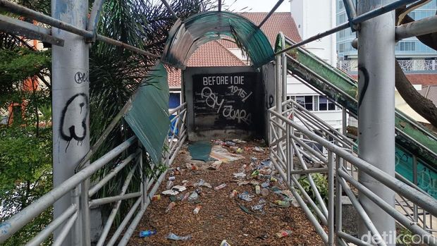 Kondisi jembatan penyeberangan orang (JPO) di Jalan Jenderal Sudirman Makassar.