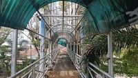 Coretan juga terlihat memenuhi besi-besi di sepanjang jembatan. Sampah pun berserakan hingga tangga sebelum naik ke JPO. Foto: (Muh Zunkarnaim/detikSulsel)