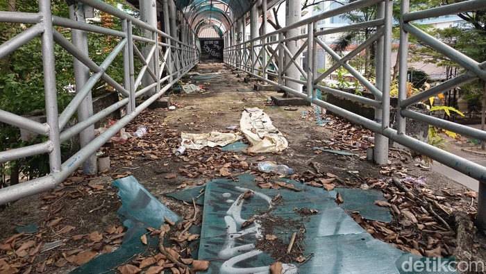 Kondisi jembatan penyeberangan orang (JPO) di Jalan Jenderal Sudirman Makassar.