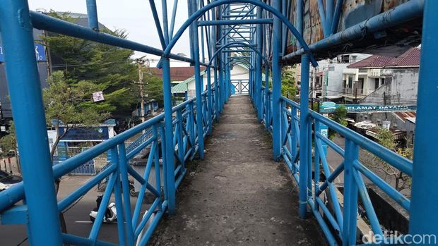 Kondisi jembatan penyeberangan orang (JPO) di Jalan Urip Sumoharjo, Makassar.