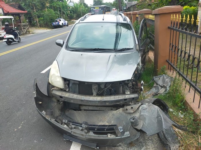 Kondisi kendaraan yang terlibat kecelakaan di Jalan Jogja-Wates, Sentolo, Kulon Progo, Minggu (13/7/2025).