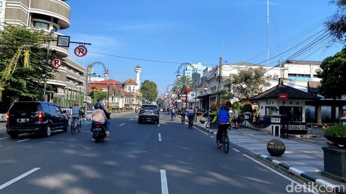 Kondisi lalu lintas di Jalan Asia Afrika, Kota Bandung di har terakhir libur sekolah.