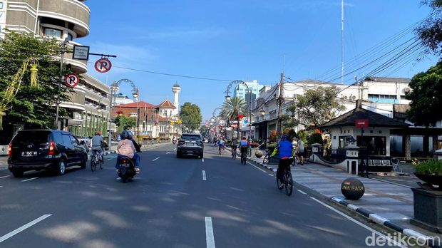 Kondisi lalu lintas di Jalan Asia Afrika, Kota Bandung di har terakhir libur sekolah.