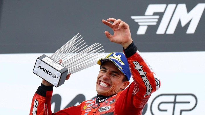 MotoGP - German Grand Prix - Sachsenring, Hohenstein-Ernstthal, Germany - July 13, 2025 Ducati Lenovo Teams Marc Marquez celebrates on the podium with the trophy after winning the German Grand Prix REUTERS/Lisi Niesner     TPX IMAGES OF THE DAY