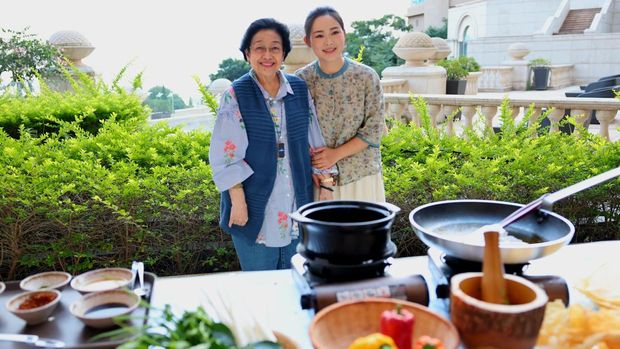Ketum PDIP Megawati Soekarnoputri meninjau Kunming Botanical Garden, Sabtu (12/7/2025). Megawati menerima paparan dari Wakil Direktur Institut Botani Kunming, Niu Yang.