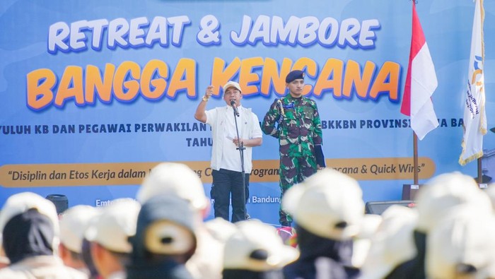 Mendukbangga Wihaji saat membuka Retreat dan Jambore Bangga Kencana Provinsi Jawa Barat di Rancaupas, Kabupaten Bandung