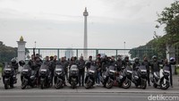 Para peserta juga berpose di sejumlah ikon Kota Jakarta, seperti di depan Monas dan di depan Taman Suropati.