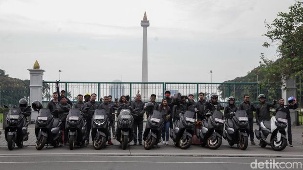 Sebanyak 15 bikers menjajal kecanggihan teknologi Yamaha Nmax Turbo. Dalam acara bertajuk 'Riding Premium Bareng Yamaha Nmax' para bikers berkeliling Jakarta menjajal kecanggihan matic tersebut, Minggu (13/7/2025).