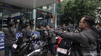 Setelah prosesi briefing selesai, para peserta Riding Premium Bareng Yamaha Nmax kemudian diarahkan menggunakan safety gear yang lengkap, dari jaket, helm, hingga gloves alias sarung tangan. Para peserta kemudian diberi pemahaman lagi dan diajari cara menggunakan fitur Y-Shift di Yamaha Nmax Turbo.