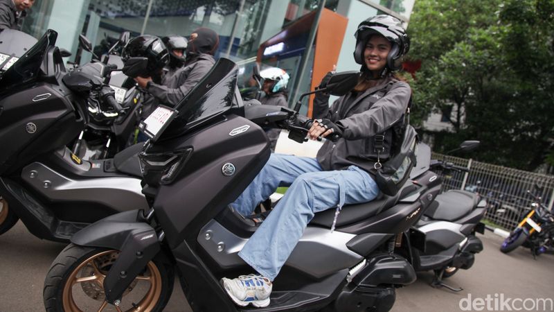 Sebanyak 15 bikers menjajal kecanggihan teknologi Yamaha Nmax Turbo. Dalam acara bertajuk 'Riding Premium Bareng Yamaha Nmax' para bikers berkeliling Jakarta menjajal kecanggihan matic tersebut, Minggu (13/7/2025).