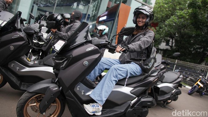 Sebanyak 15 bikers menjajal kecanggihan teknologi Yamaha Nmax Turbo. Dalam acara bertajuk 'Riding Premium Bareng Yamaha Nmax' para bikers berkeliling Jakarta menjajal kecanggihan matic tersebut, Minggu (13/7/2025).