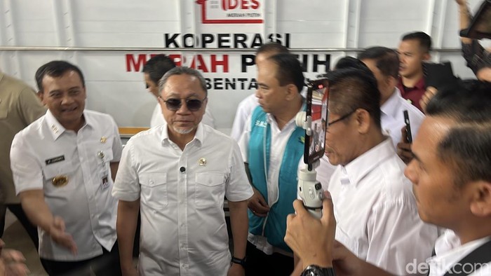 Menko Bidang Pangan, Zulkifli Hasan tinjau Koperasi Merah Putih di Bentangan, Klaten, Minggu (13/7/2025).