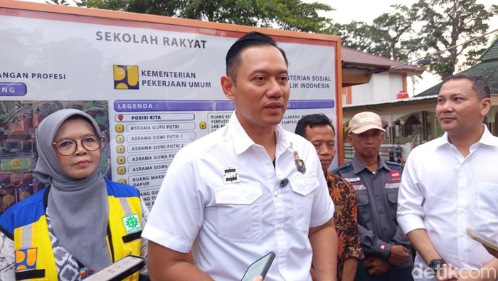 Menko Infrastruktur dan Pembangunan Kewilayahan, Agus Harimurti Yudhoyono (AHY) meninjau Sekolah Rakyat Menengah Atas 43 Magelang di Sentra Antasena, Salaman, Minggu (13/7/2025).