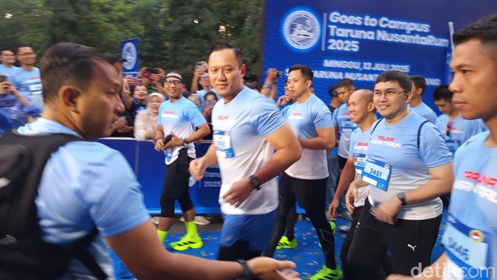 Menko Infrastruktur dan Pembangunan Kewilayahan Agus Harimurti Yudhoyono melepas bendera start kejuaraan lari di SMA Taruna Nusantara Magelang, Minggu (13/7/2025).