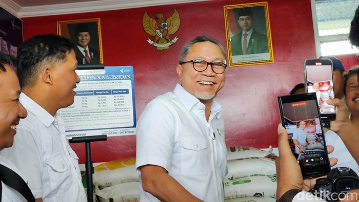Menko Panganan Zulhas saat meninjau persiapan peluncuran KDMP Bentangan di Kecamatan Wonosari, Klaten, Minggu (13/7/2025).