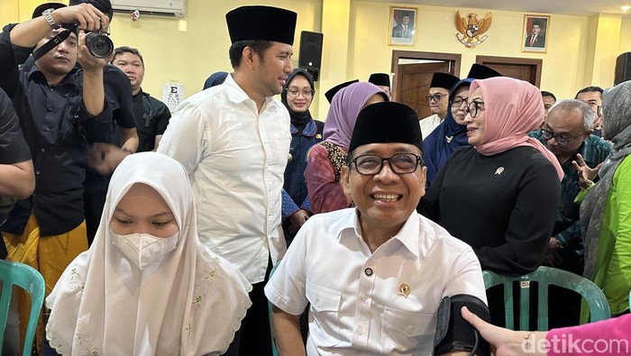 Menko PMK Pratikno meninjau pelaksanaan Pemeriksaan Kesehatan Gratis di Kota Kediri.