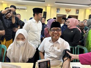 Menko PMK dan Menteri PPPA Tinjau Pemeriksaan Kesehatan Gratis di Kediri