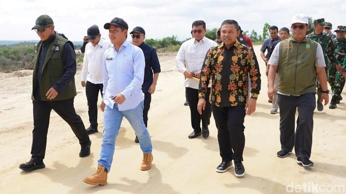 Menteri LH Hanif Faisol Nurofiq dan Gubernur Riau Abdul Wahid mengunjungi lokasi TNTN. (Raja Adil Siregar/detikSumut)