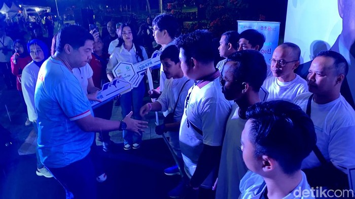Menteri PKP Maruarar Sirait menyerahkan 100 kuci perumahan bersubsidi kepada warga