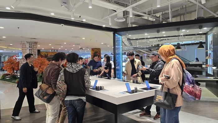 Ritel elektronik seperti MHI (Mitra Hub Indonesia) tidak hanya berfungsi sebagai penyedia produk, tapi juga sebagai ruang interaksi dan edukasi teknologi yang nyata.
