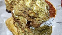 Nasi Telor Cak Roni di Surabaya, Jawa Timur ini juga viral dan setiap harinya laris diserbu pelanggan. Buka sejak pukul 18.30 WIB, Cak Roni bisa menghabiskan lebih dari 10 kilogram telur. Seporsinya dibanderol Rp 10.000 berupa nasi putih dengan lauk telur dadar, tahu tempe goreng, lalapan, serta sambal. Foto: Google Review