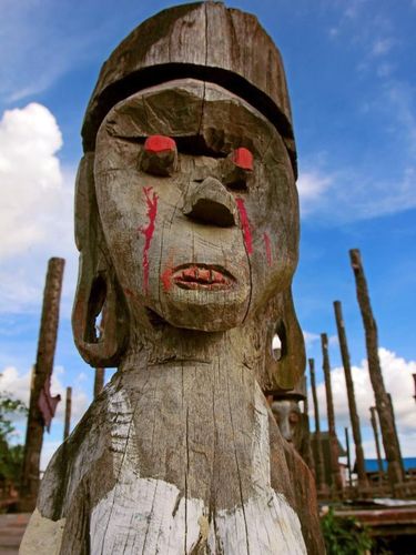 Patung telinga panjang Dayak seolah menangis darah.