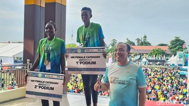 Pelari asal Kenya, James Kahura meraih podium 1 kategori 21K Internasional di Riau Bhayangkara Run, di Kota Pekanbaru, Minggu (13/7/2025).