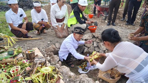 Peletakan batu pertama pembangunan gedung VIP dan kelas 1 RSUD Gema Santi, Sabtu (12/7/2025). (Pemkab Klungkung)