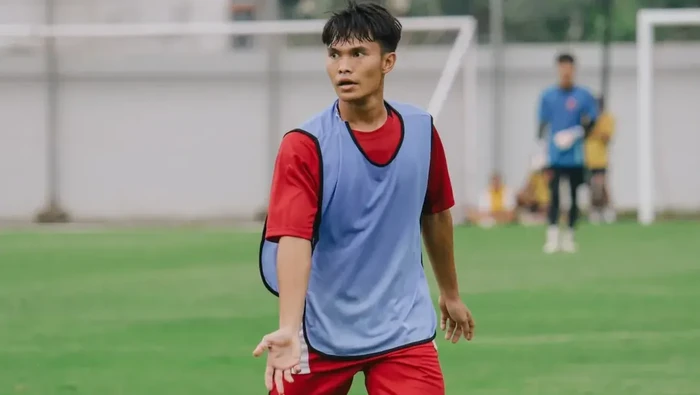 Pemain Persita Tangerang Rifki Dwi Septiawan gabung latihan PSM Makassar di Stadion Kalegowa.