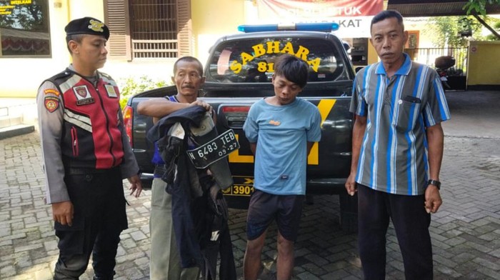 Pemuda yang ketahuan hendak bobol rumah warga di Pasuruan bonyok dihajar warga motornya dibakar.