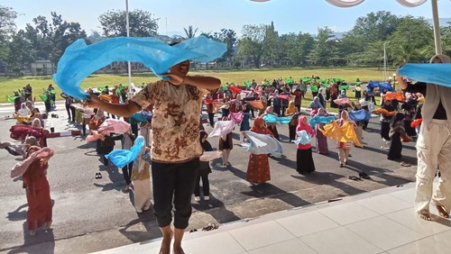 Penari Tari Kolosal Ou Balumba saat berlatih di halaman kantor Bupati Dompu. (Disbudpar Dompu)