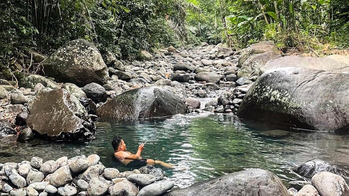 Pengunjung tengah berendam di Sungai Medas, Desa Medas, Kecamatan Gunungsari, Lombok Barat. (M Zahiruddin)