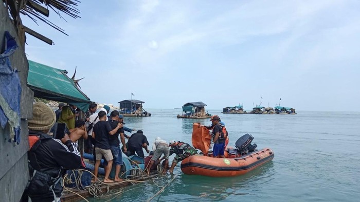 Petugas saat mengevakuasi penambang timah laut ilegal yang ditemukan tewas