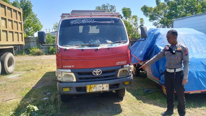 Polisi amankan truk sebagai barang bukti.