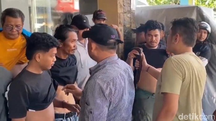 Polisi menangkap sembilan orang pria yang melakukan pemerasan terhadap pemilik yang memenangkan ruko hasil lelang di Kota Makassar.