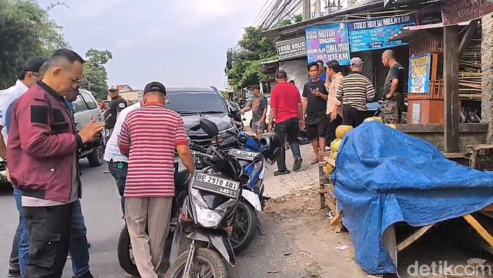 Polisi saat mendatangi lokasi pencurian motor yang dialami IRT di Bandar Lampung
