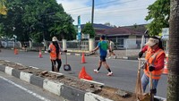 Pasukan oranye siaga pukul 03.00 WIB, Minggu (13/7/2025) dini hari tadi. Mereka bekerja per kelompok dipimpin satu orang mandor.