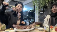 Kunjungannya ke Indonesia juga diisi momen dirinya kulineran. Saat ke Bogor, ia menikmati suguhan daging panggang dari sebuah restoran. Foto: TikTok raelilblack.official