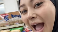 Pada hari ke-5 di Indonesia, Rae Lil Black senang akhirnya bisa mampir ke Indomaret. Ia tertarik dengan aneka produk di minimarket ini, termasuk ketika melewati lorong makanan. Foto: TikTok raelilblack.official