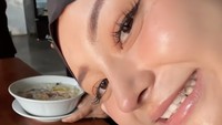 Rae Lil Black memilih sarapan dengan makan soto Betawi. Ia sangat bersemangat mencicipi soto santan ini untuk pertama kalinya. Foto: TikTok raelilblack.official