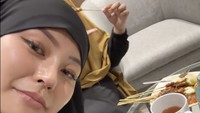 Makan malam dengan sate ayam, Rae Lil Black juga suka dengan rasanya. Ia juga mencicipi lontong yang sempat ia kira sebagai kentang. Foto: TikTok raelilblack.official