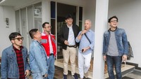 Hal tersebut lantaran Raffi Ahmad yang sering mengunggah di Instagram Stories, kala The Dudas Minus One berada di satu tempat. Alhasil tempat itu menjadi buruan warga dan mereka merasa gak leluasa. Foto: dok instagram Raffi Ahmad