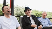 Kali ini mereka membawa ayah Gading Marten, Roy Marten dan saudaranya, mengunjungi beberapa tempat bersejarah bagi keluarga Roy Marten. Foto: dok instagram Raffi Ahmad